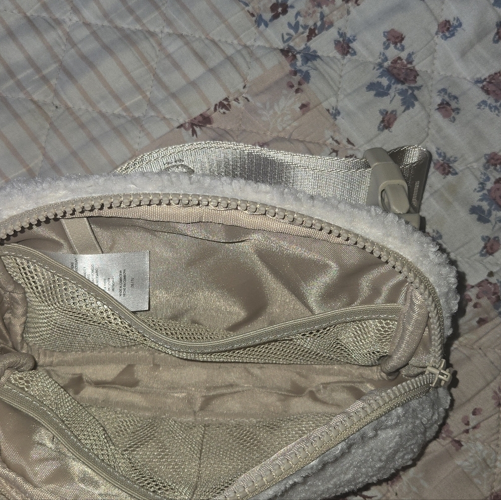 Lole Fleece Belt Bag Cream - Picture 5 of 5